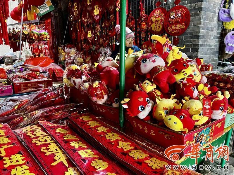 【步伐·新春走基層】囤年貨火力全開 你家的必備年貨是什么？FB體育 FB體育平臺(tái)(圖2)