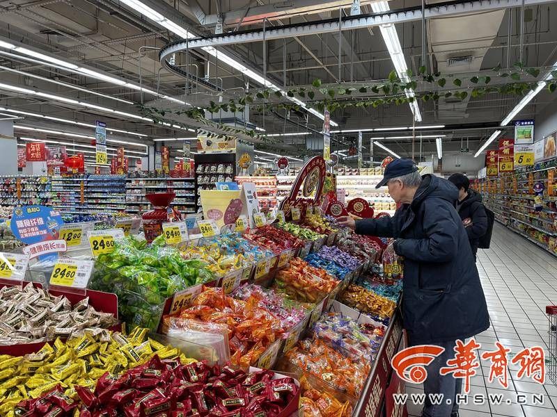 【步伐·新春走基層】囤年貨火力全開 你家的必備年貨是什么？FB體育 FB體育平臺(tái)(圖4)