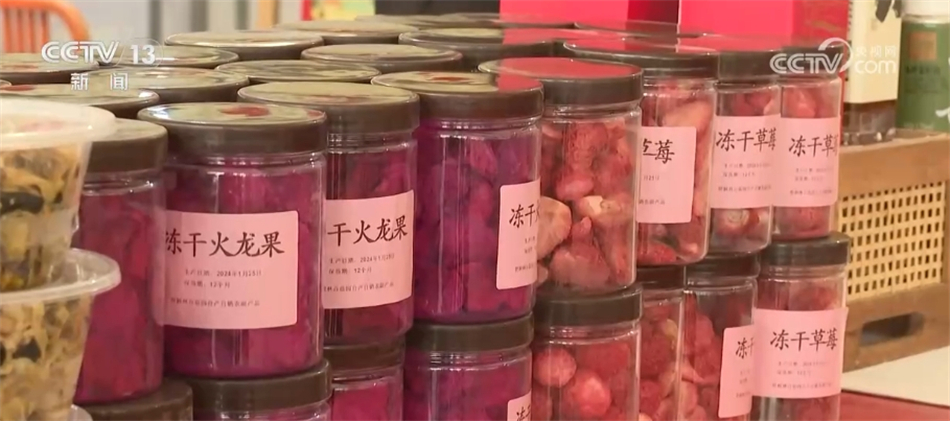 各類年貨琳瑯滿目集中亮相 豐FB體育 FB體育平臺富節(jié)日期間百姓“菜籃子”“果盤子”(圖3)