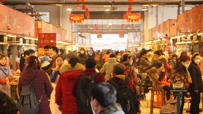 FB體育 FB體育平臺買一件也是批發價！成都農產品中心批發市場開啟年貨節(圖1)