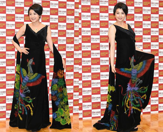 FB體育 FB體育平臺藤原紀香身材保持很好50歲穿緊身裙驚艷有魅力時尚感依舊在線(圖3)