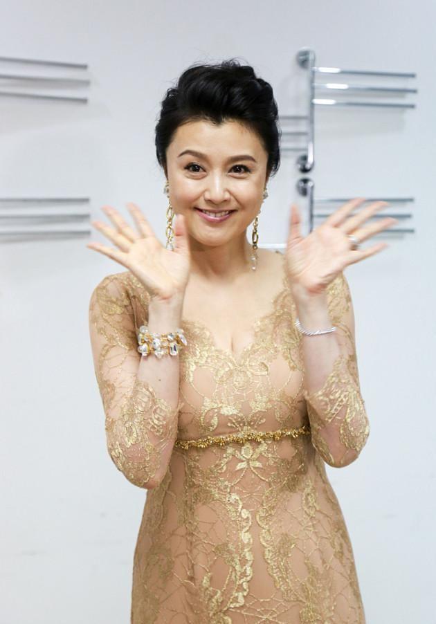 FB體育 FB體育平臺藤原紀香身材保持很好50歲穿緊身裙驚艷有魅力時尚感依舊在線(圖1)