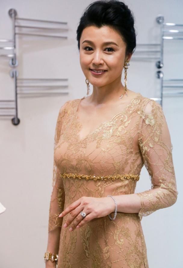 FB體育 FB體育平臺藤原紀香身材保持很好50歲穿緊身裙驚艷有魅力時尚感依舊在線(圖5)