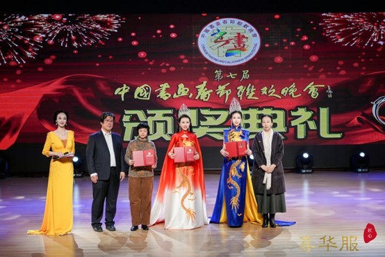 FB體育 FB體育平臺第七屆中國書畫春節聯歡晚會在京舉行 文化傳播大使國敬獲得油畫金獎(圖5)