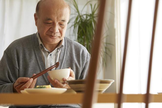 FB體育 FB體育平臺年紀越大越要吃肉？醫(yī)師：適當多吃點！牢記這3點吃肉更健康(圖1)