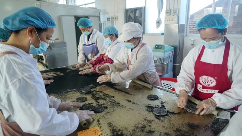 FB體育 FB體育平臺橫州市：年貨生產加工忙(圖1)