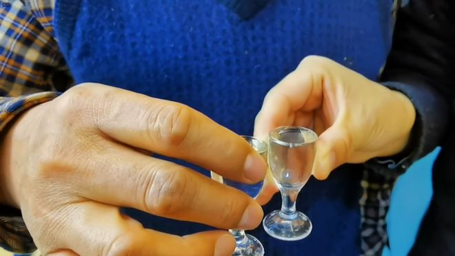 FB體育 FB體育平臺(tái)春節(jié)老家赴婚禮 酒后“好友”竟相“吸”？(圖1)