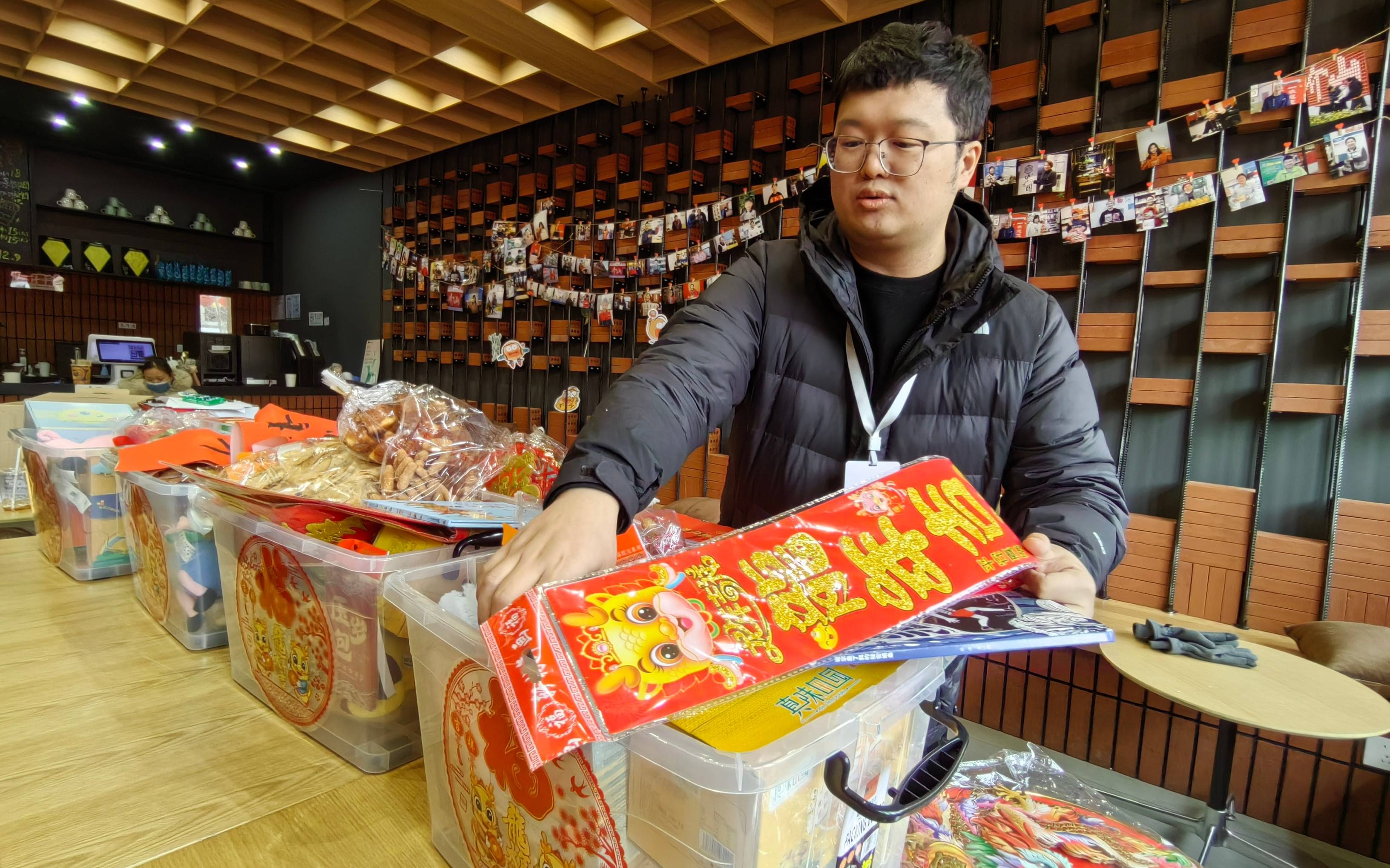 FB體育 FB體育平臺200份愛心年貨 “昌平心意”裝滿返鄉小哥的行李箱(圖2)