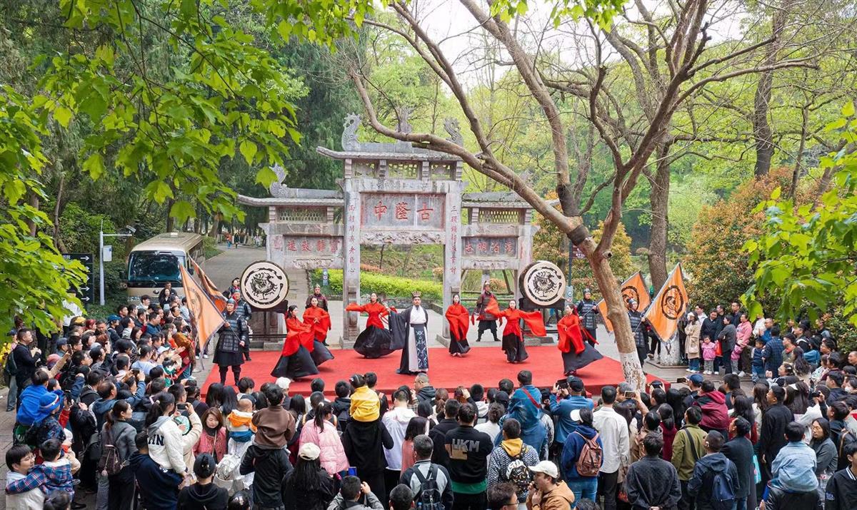 FB體育 FB體育平臺清明假期湖北景區人潮涌動全省各地迎來春節后第一波旅游高峰(圖1)