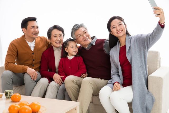 那年除夕媽媽給一流浪男孩一盤餃子從那以后每年春節(jié)他都來我家FB體育 FB體育平臺(圖2)