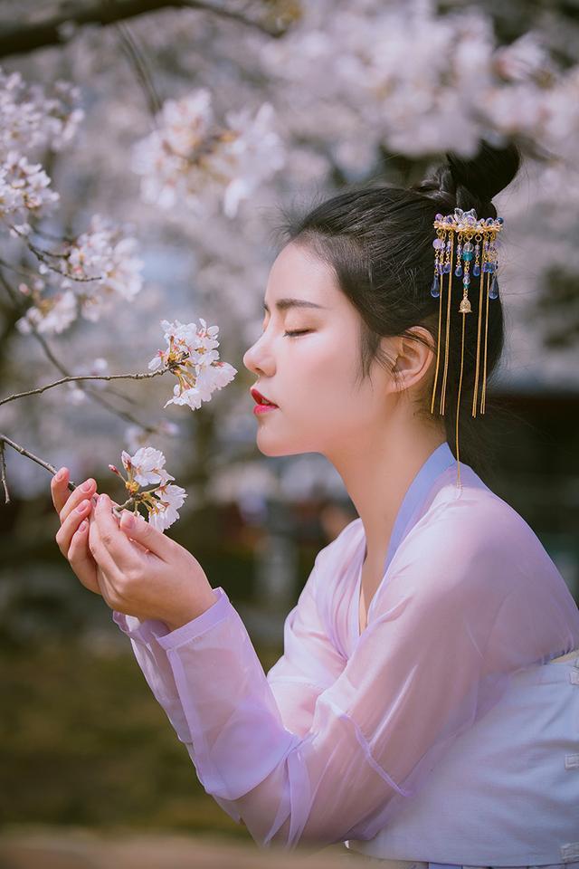 FB體育 FB體育平臺快春節(jié)了我給鄰居送羽絨服看了一眼她家的垃圾桶又拎了回來(圖10)