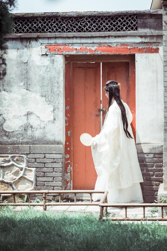 FB體育 FB體育平臺快春節(jié)了我給鄰居送羽絨服看了一眼她家的垃圾桶又拎了回來(圖9)