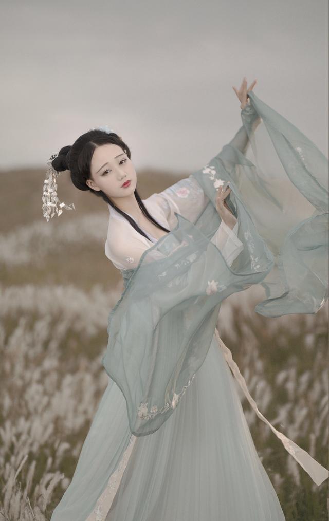FB體育 FB體育平臺快春節(jié)了我給鄰居送羽絨服看了一眼她家的垃圾桶又拎了回來(圖13)