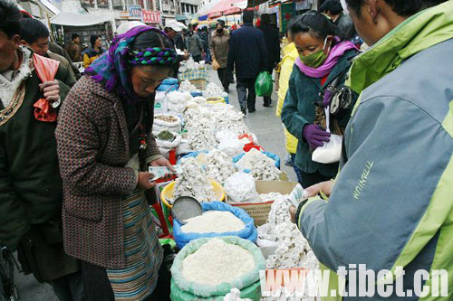 藏歷新年：傳統年貨倍受青睞 購買群眾絡繹FB體育 FB體育平臺不絕(圖2)