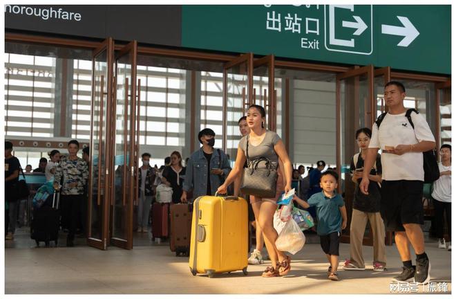 老撾FB體育 FB體育平臺新年客運忙(圖3)