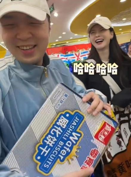 超大零食超大愛 版嘉士利威化成花樣“FB體育 FB體育平臺表白”神器(圖1)