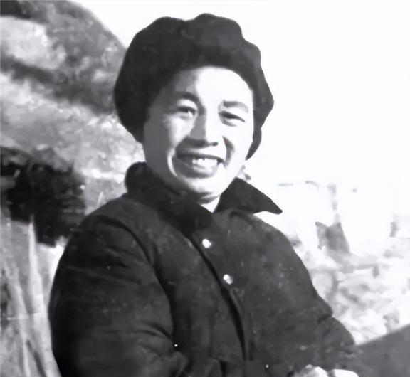 FB體育 FB體育平臺1950年周總理向夫人敬酒20年前那件事太對不起你了(圖6)