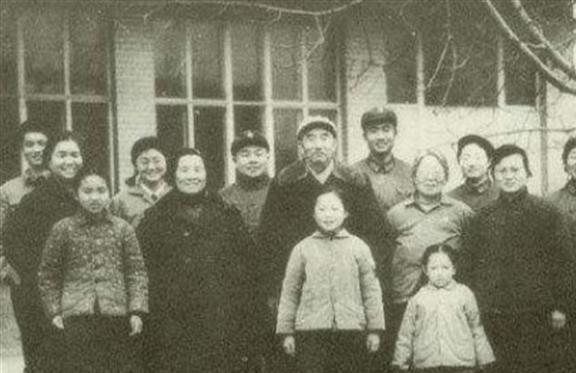 FB體育 FB體育平臺1950年周總理向夫人敬酒20年前那件事太對不起你了(圖10)