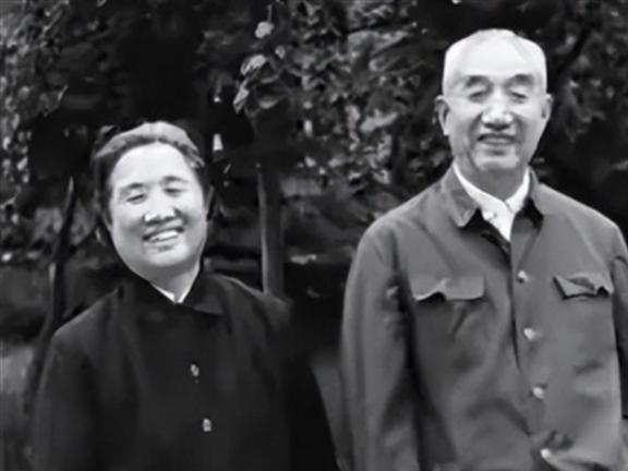FB體育 FB體育平臺1950年周總理向夫人敬酒20年前那件事太對不起你了(圖19)