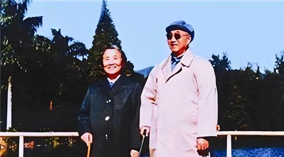 FB體育 FB體育平臺1950年周總理向夫人敬酒20年前那件事太對不起你了(圖20)