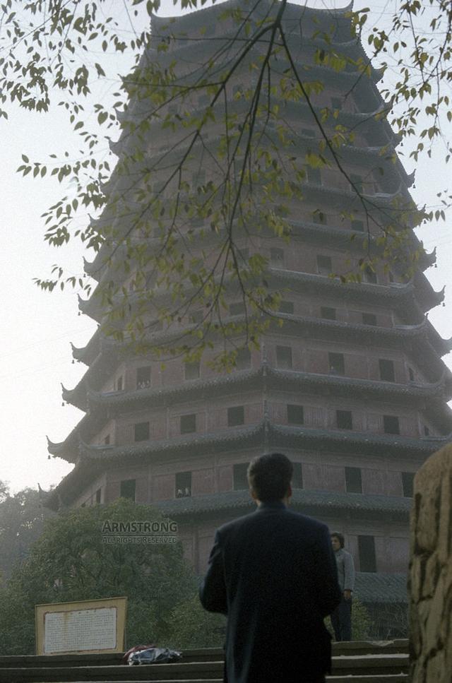FB體育 FB體育平臺快過年了我讓失業的老公去物流公司當搬運工只為掙點錢買年貨(圖1)
