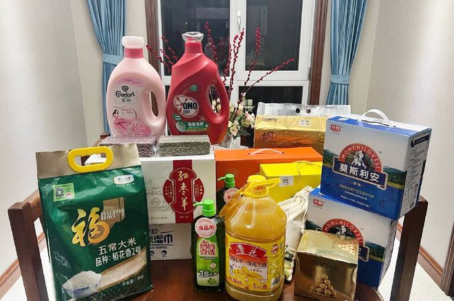 FB體育 FB體育平臺網(wǎng)友們曬春節(jié)年貨福利差距這么大感嘆：老板一個比一個實在(圖3)