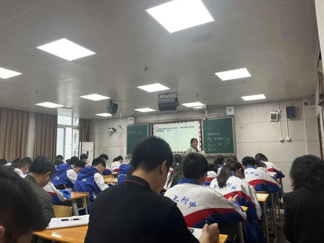 FB體育 FB體育平臺一場教學藝術盛會！成大附中青年教師“賽”起來！(圖4)