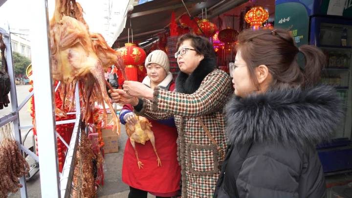 春節臨近 臨安年貨市場年味FB體育 FB體育平臺足(圖1)